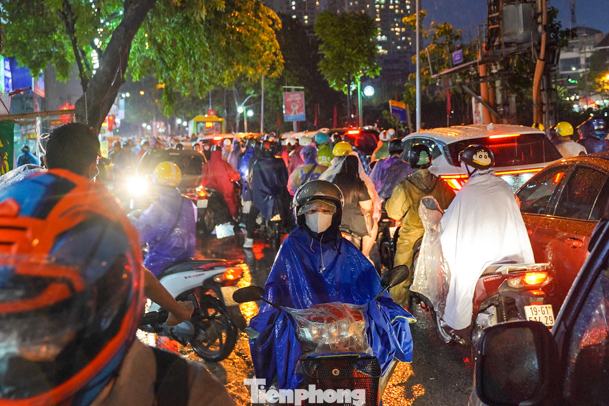 Nhiều người điều khiển xe máy "leo" vỉa hè, đi ngược chiều trên đường Giáp Nhất (quận Thanh Xuân).