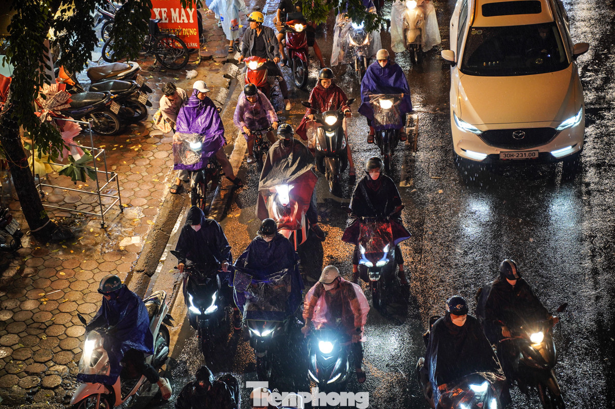 Trung tâm Khí tượng Thuỷ văn Quốc gia cho biết, dự báo thời tiết ngày mai (16/10), nhiều nơi từ Bắc vào Nam có mưa to cục bộ. Riêng khu vực từ Hà Tĩnh - Bình Thuận, Tây Nguyên và Nam Bộ có mưa vừa và rải rác có giông, có nơi mưa to đến rất to.