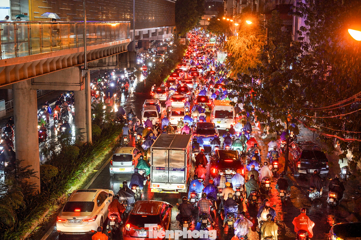 Trên tuyến đường Láng, dòng phương tiện kéo dài hàng km, ùn tắc xảy ra cả chiều từ Ngã Tư Sở đến phố Yên Lãng.