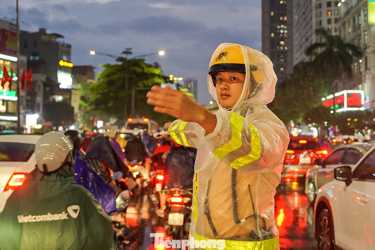 Lực lượng chức năng đã có mặt để điều tiết giao thông, giảm thiểu ùn tắc.