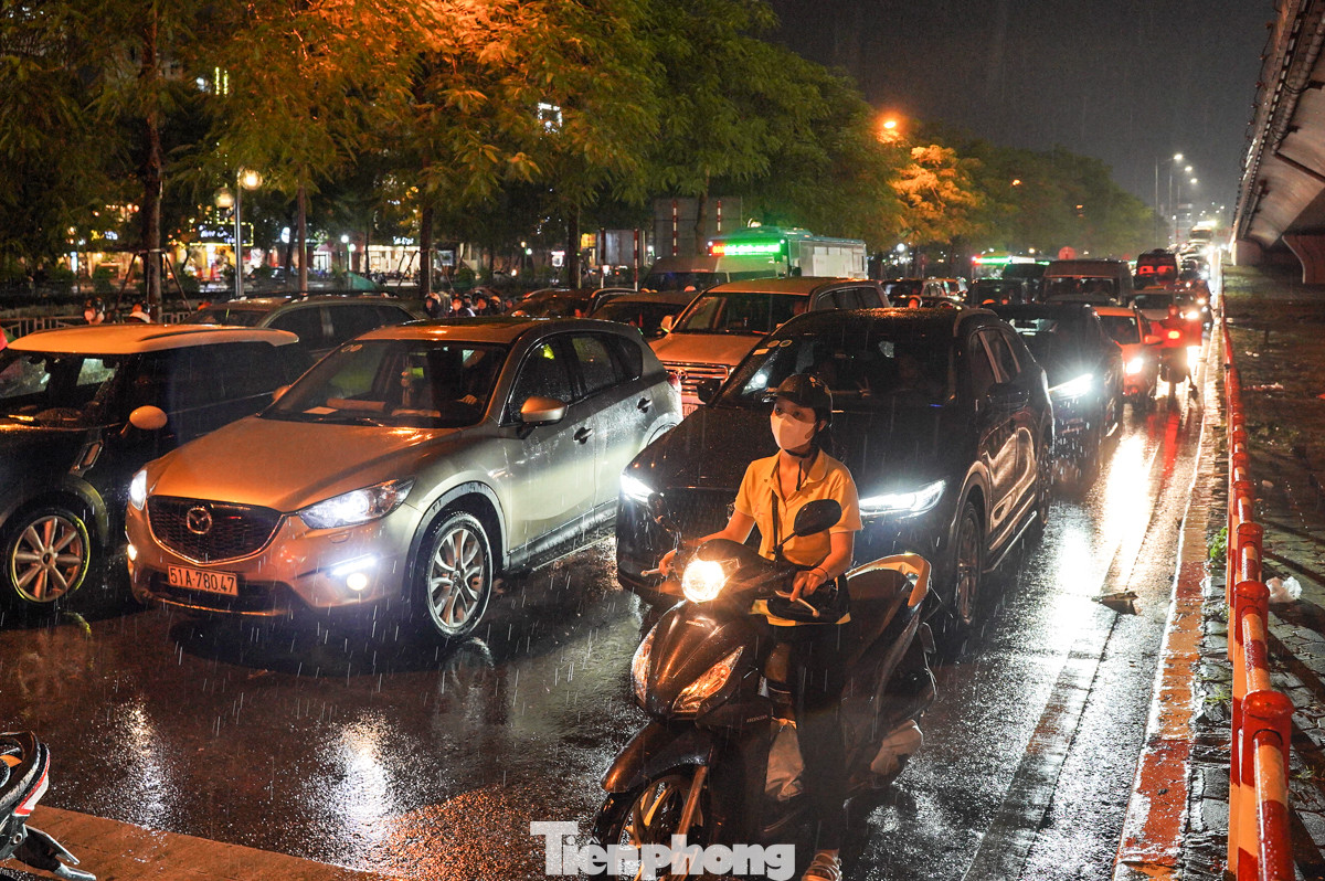 Ô tô dàn hàng ngang ở lối xuống vành đai 2 (đoạn gần ngã tư Cầu Giấy).