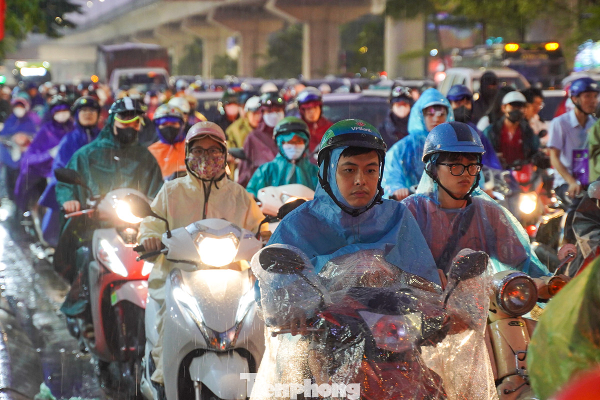 Đường tắc cứng, người dân chật vật di chuyển về nhà.