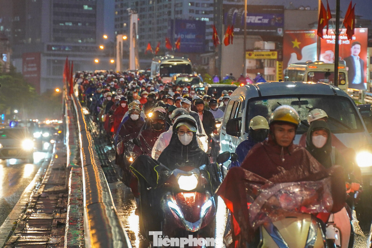 Cầu vượt Ngã Tư Sở tắc cứng lúc 18h10.