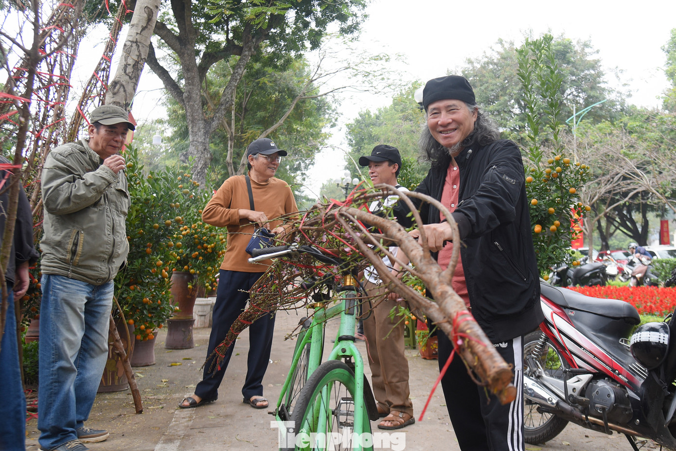 Ông Lê Mạnh Hùng (quận Hoàn Kiếm) mua được cành đào phai với giá 250.000 đồng. Theo ông Hùng, giá như hiện tại là rất rẻ, phù hợp với nhu cầu chơi Tết của mọi người.