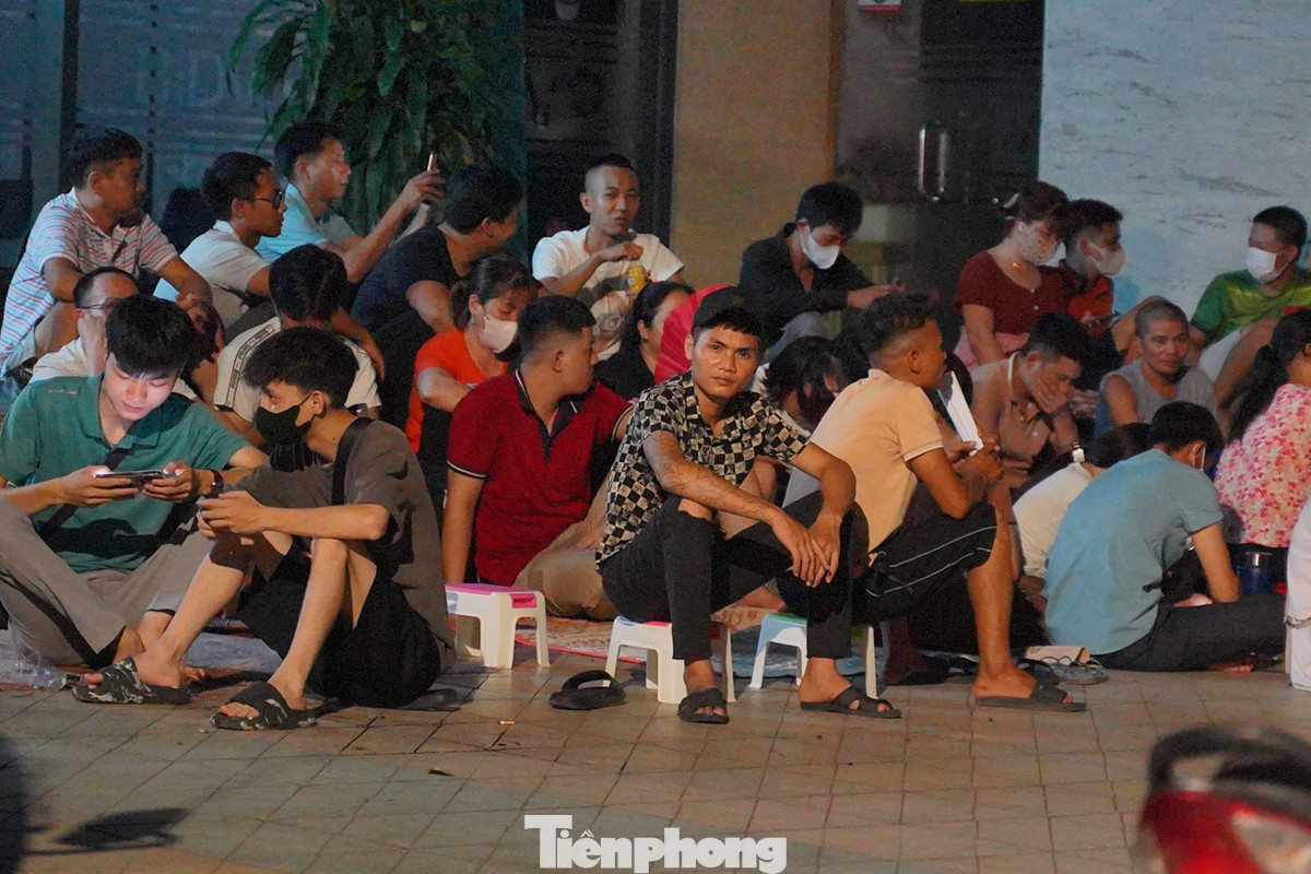 Anh Lê Văn Tuấn (ở Hải Dương) đi từ tỉnh lên đây đã 2 ngày để mua vàng nhưng thất bại, hôm nay anh quyết định xếp hàng từ 9 giờ tối. "Tôi muốn mua tầm 3 lượng để trả nợ, mượn vàng trả vàng nên tôi chỉ mong mua được để sớm ngày về quê", anh Tuấn chia sẻ.