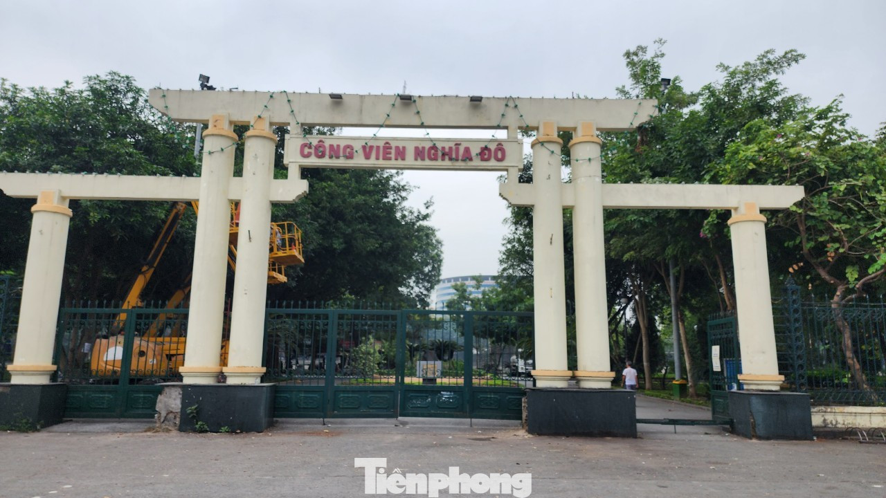 Công viên Nghĩa Đô (quận Cầu Giấy) với diện tích 42.000m2 vốn được xem là một trong những lá phổi xanh của thành phố. Một thời, công viên Nghĩa Đô là niềm tự hào của người dân trên địa bàn quận, bởi hệ thống cây xanh cũng như khu vui chơi trẻ em được đầu tư bài bản, chất lượng.