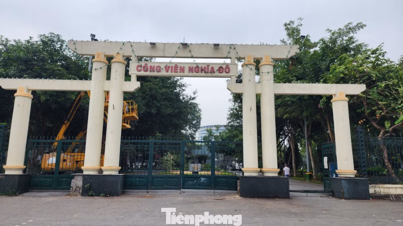 Công viên Nghĩa Đô (quận Cầu Giấy) với diện tích 42.000m2 vốn được xem là một trong những lá phổi xanh của thành phố. Một thời, công viên Nghĩa Đô là niềm tự hào của người dân trên địa bàn quận, bởi hệ thống cây xanh cũng như khu vui chơi trẻ em được đầu tư bài bản, chất lượng.