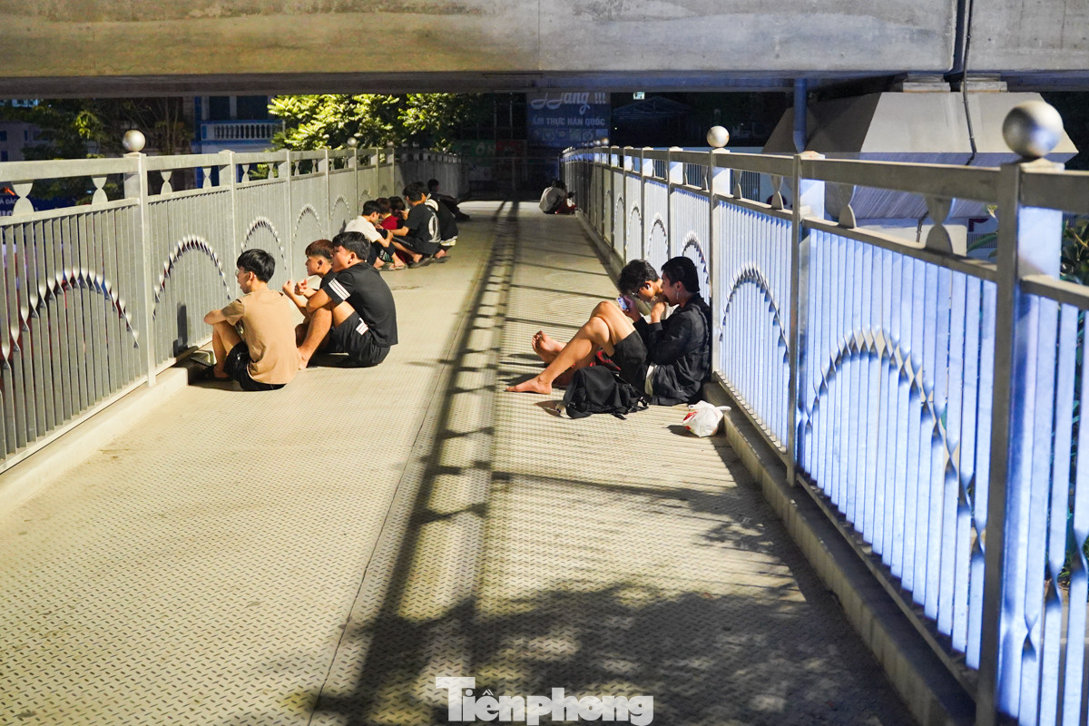 Hơn 2 giờ 30, trên cầu vượt Triều Khúc (quận Thanh Xuân) vẫn còn nhiều nhóm bạn trẻ tụ tập.