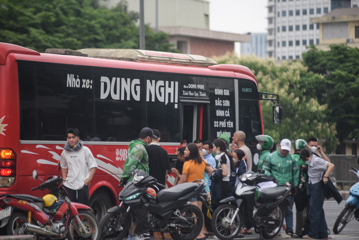 Hình ảnh lộn xộn thường xuyên diễn ra tại lối lên xuống vành đai 3, đường Phạm Văn Đồng (đoạn trước cổng Đại học Ngoại ngữ). Hình ảnh lộn xộn thường xuyên diễn ra tại lối lên xuống vành đai 3, đường Phạm Văn Đồng (đoạn trước cổng Đại học Ngoại ngữ).