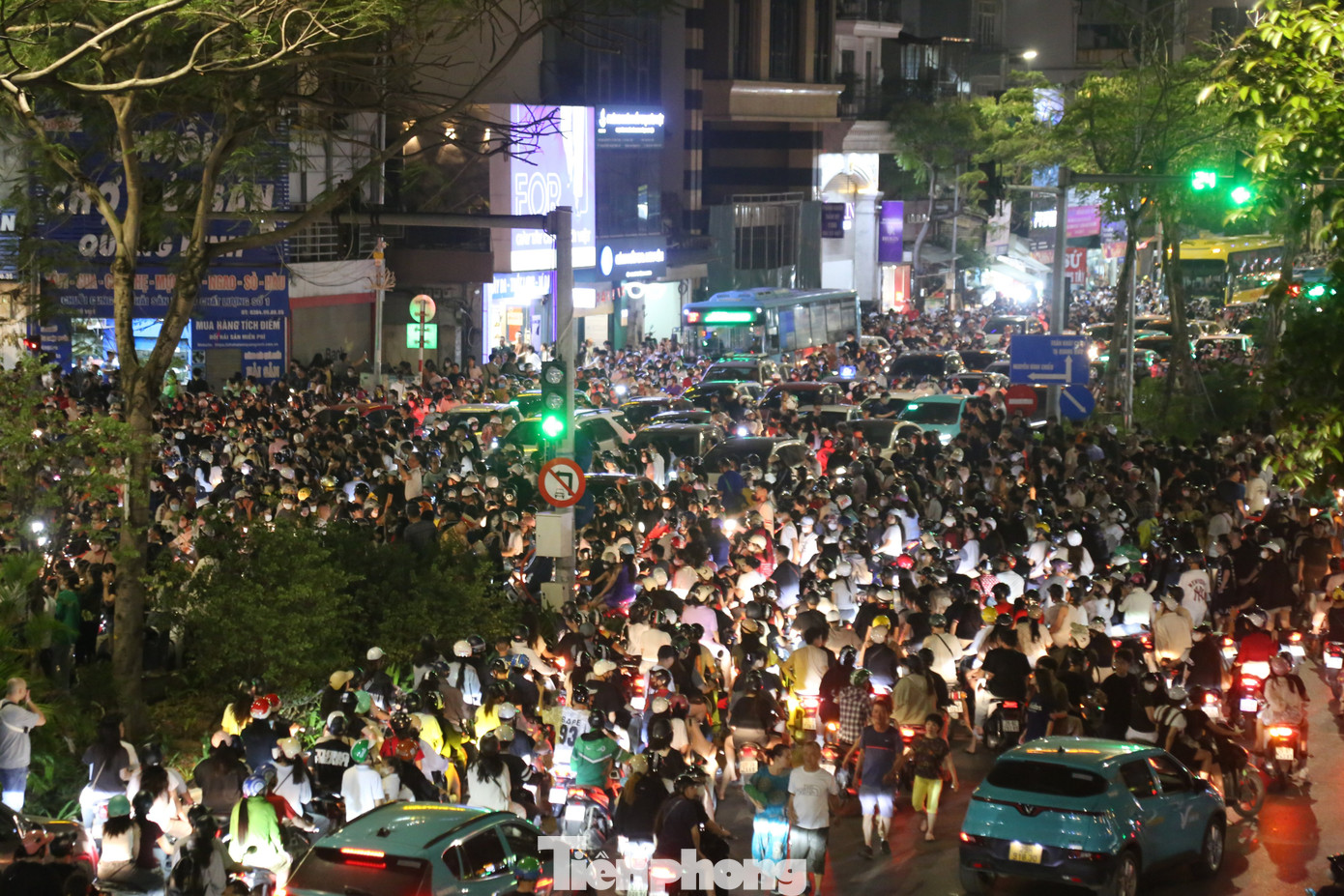 Rất đông người dân và gia đình đã có mặt tại khu vực quanh công viên từ sớm để theo dõi màn bắn pháo hoa.