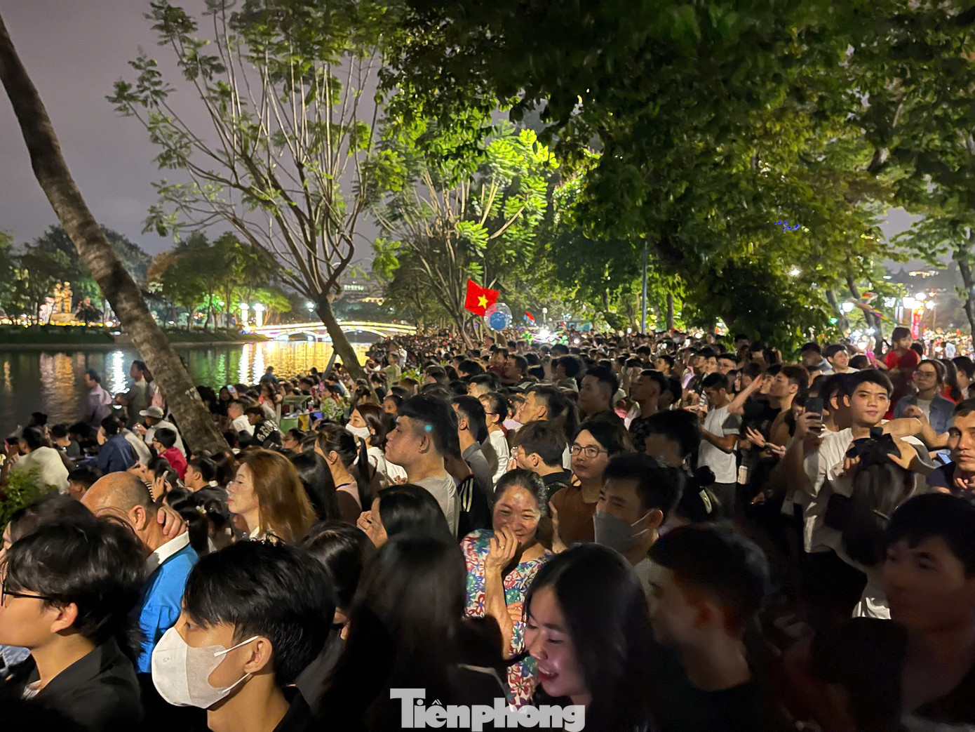 Rất đông người dân và gia đình đã có mặt tại khu vực quanh công viên từ sớm để theo dõi màn bắn pháo hoa.