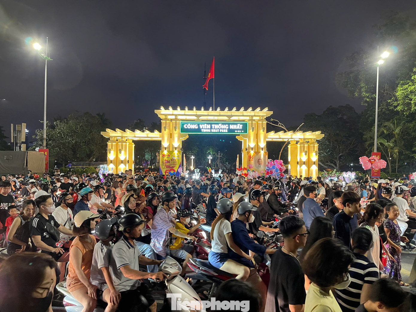 Phía bên ngoài công viên Thống Nhất.