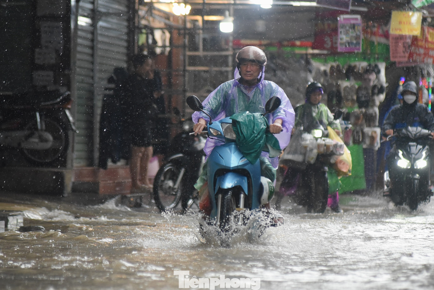 Chợ Nhà Xanh (quận Cầu Giấy) ngập sâu khoảng 20 cm.