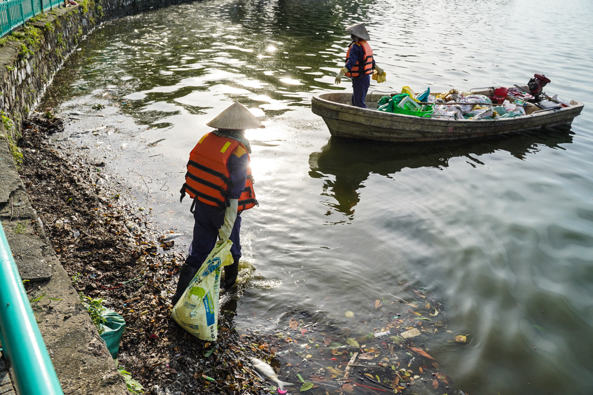 "Chúng tôi làm việc liên tục từ 12 giờ và vớt được rất nhiều cá chết, nhiều con cũng nặng gần 3kg", một công nhân môi trường chia sẻ. "Chúng tôi làm việc liên tục từ 12 giờ và vớt được rất nhiều cá chết, nhiều con cũng nặng gần 3kg", một công nhân môi trường chia sẻ.