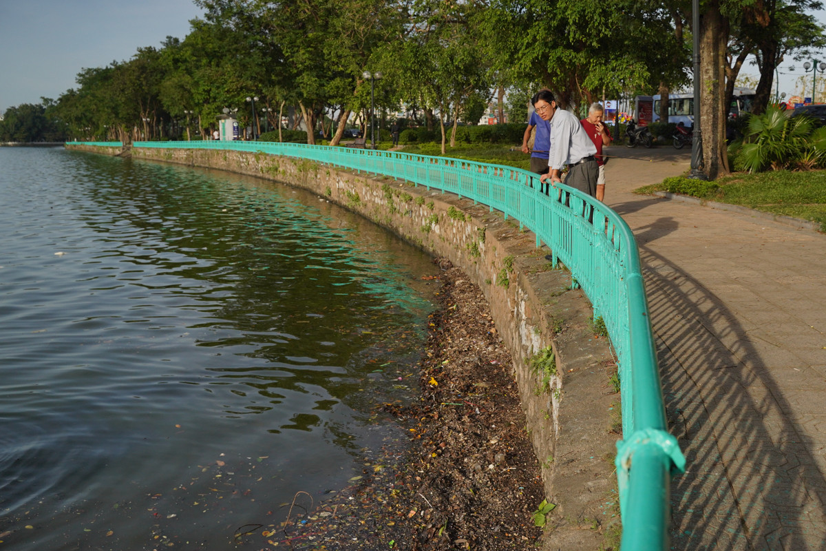 Nhiều khu vực đã không còn xác cá nhưng mùi hôi thối vẫn xộc lên khiến nhiều người dân không dám lại gần. Nhiều khu vực đã không còn xác cá nhưng mùi hôi thối vẫn xộc lên khiến nhiều người dân không dám lại gần.