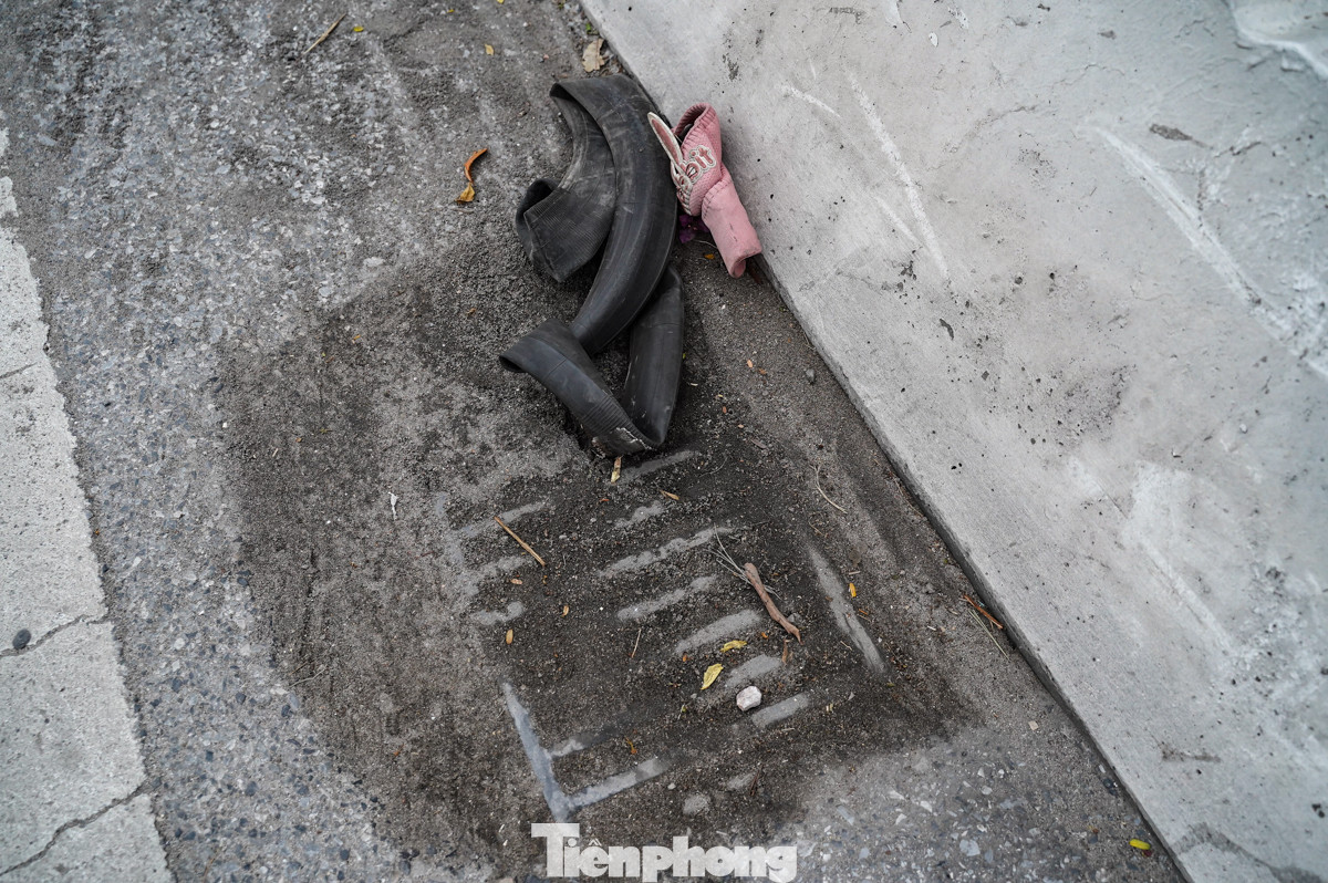 Rác thải, đất cát cũng bịt kín hàng chục hố ga thoát nước