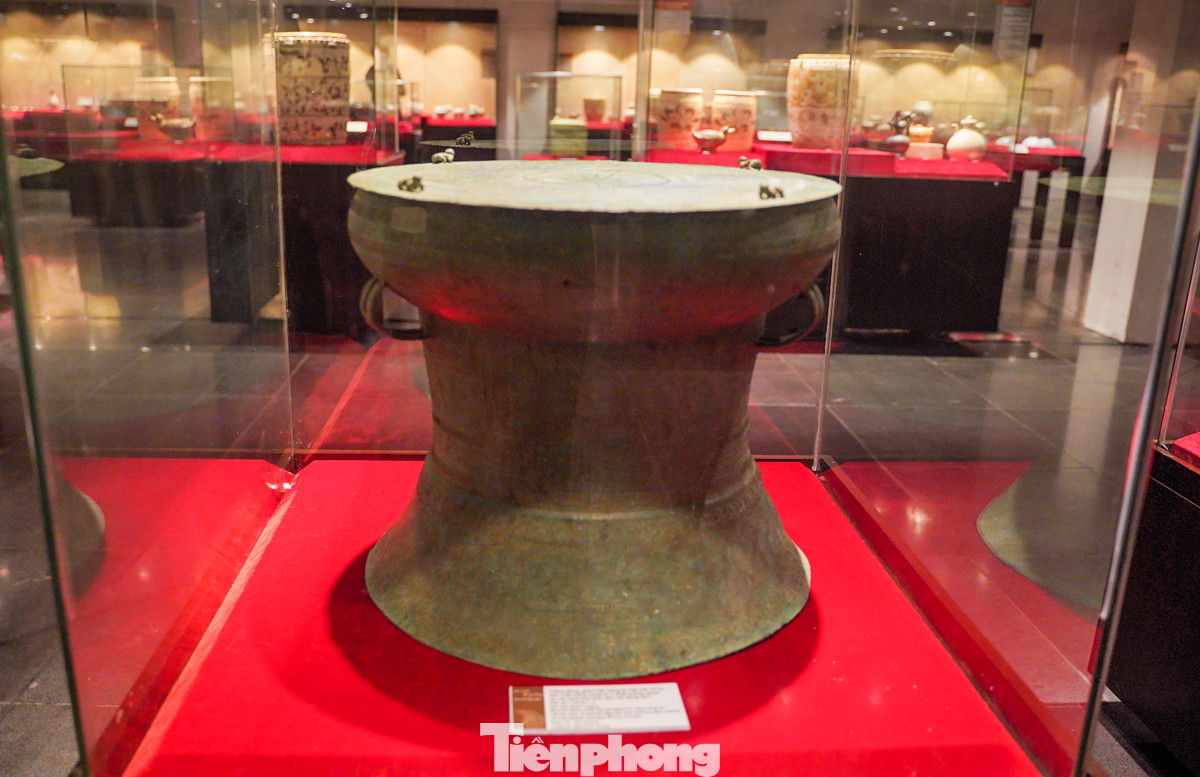 Trống đồng, có niên đại từ thế kỷ I-III Trước Công nguyên, là hiện vật tiêu biểu của nền văn hóa Đông Sơn. Phần trung tâm của mặt trống được trang trí hình mặt trời với 18 tia tỏa ra xung quanh, tượng trưng cho sự sống và sức mạnh.