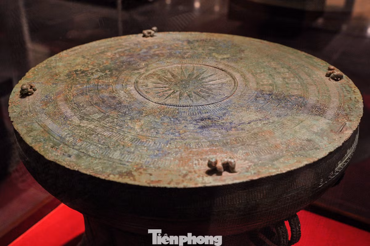 Trống đồng, có niên đại từ thế kỷ I-III Trước Công nguyên, là hiện vật tiêu biểu của nền văn hóa Đông Sơn. Phần trung tâm của mặt trống được trang trí hình mặt trời với 18 tia tỏa ra xung quanh, tượng trưng cho sự sống và sức mạnh.