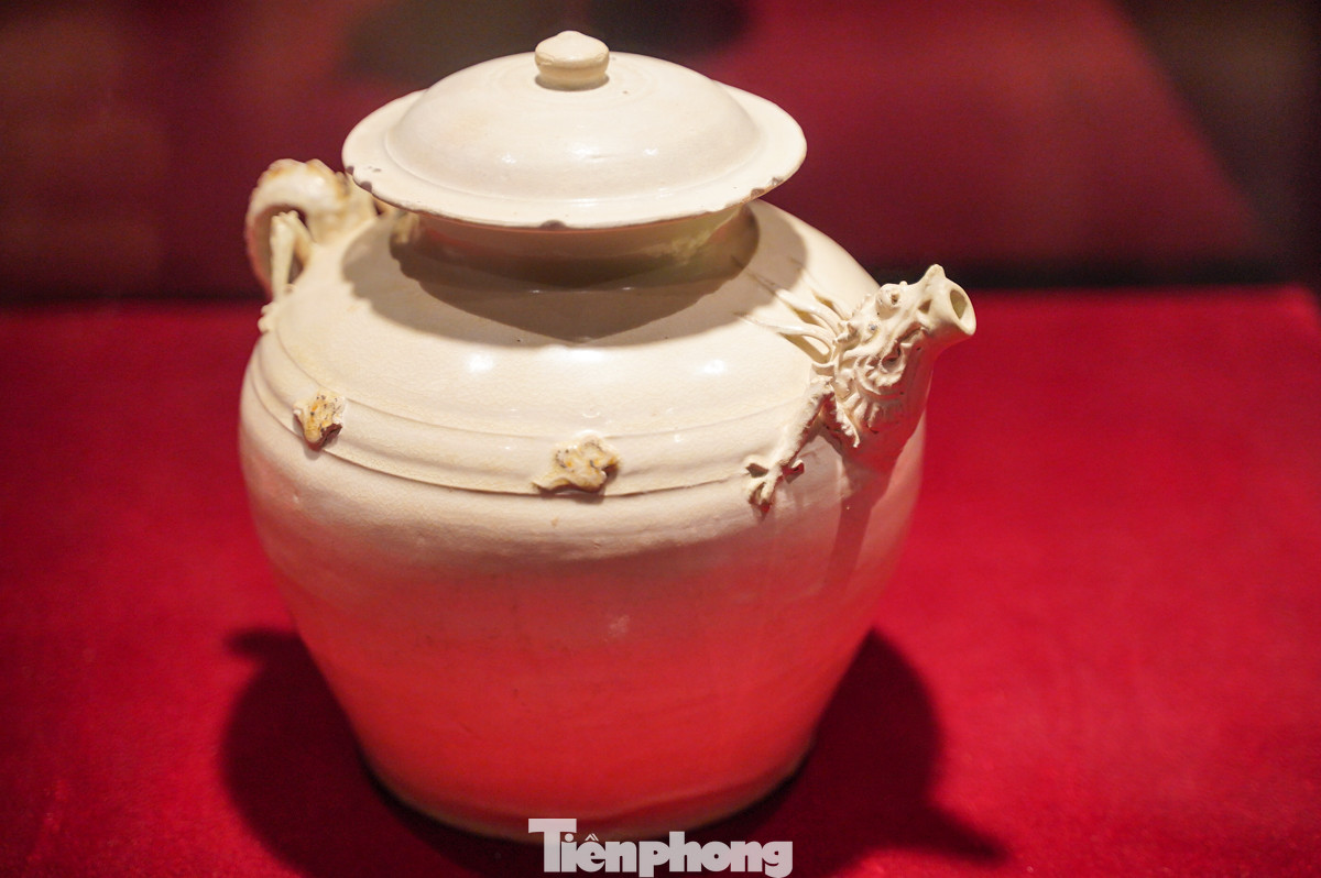 Đặc sắc về hiện vật gốm có thể kể đến chiếc ấm gốm đầu rồng, đuôi rồng có niên đại từ thế kỷ XIV-XV là một hiện vật đặc sắc, biểu tượng cho quyền lực và sức mạnh. Cả phần đầu và đuôi ấm đều được tạo hình rồng uốn lượn tinh xảo, minh chứng cho trình độ chế tác gốm cao cấp và sự phát triển rực rỡ của nghệ thuật gốm thời kỳ này.