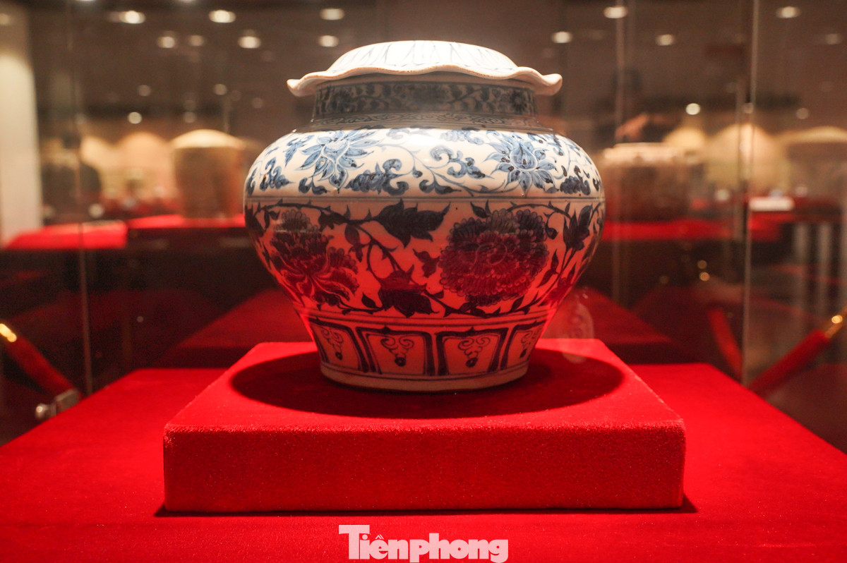Ngoài ra, các hiện vật đồ sứ Trung Hoa từ thế kỷ XVIII-XIX, bao gồm chum, chóe, chậu hoa, và ống bút... cũng đã được sưu tầm từ nhiều tỉnh, thành phố lớn của Việt Nam ngày nay như Hà Nội, Nam Định, Huế và thành phố Hồ Chí Minh.