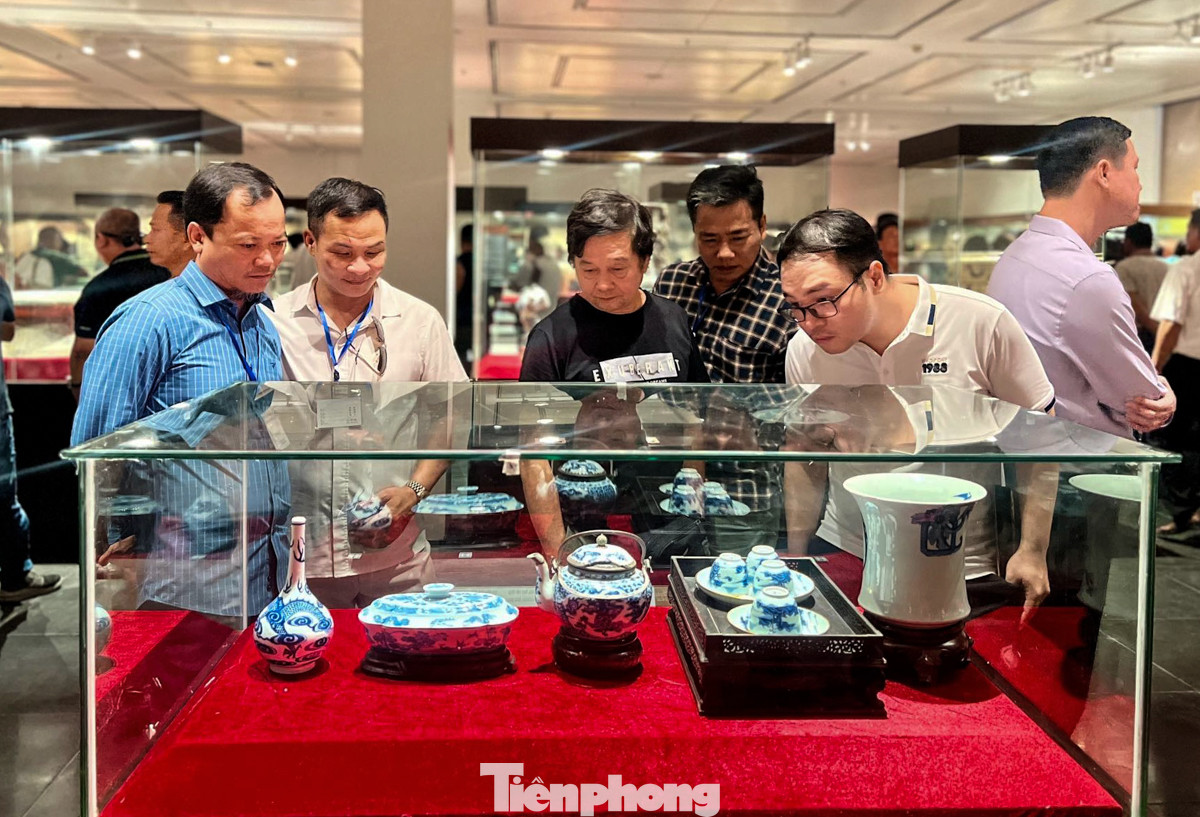 Bảo tàng Hà Nội phối hợp với Hội Cổ vật Thăng Long – Hà Nội khai mạc triển lãm chuyên đề “Văn minh sông Hồng đến Hà Nội phố”. Sự kiện trưng bày hơn 500 cổ vật quý giá từ các hội viên và nhà sưu tập trên địa bàn thành phố, với mục tiêu lan tỏa tình yêu đối với gốm sứ Việt cổ và tôn vinh những giá trị văn hóa, lịch sử của cổ vật dân tộc.