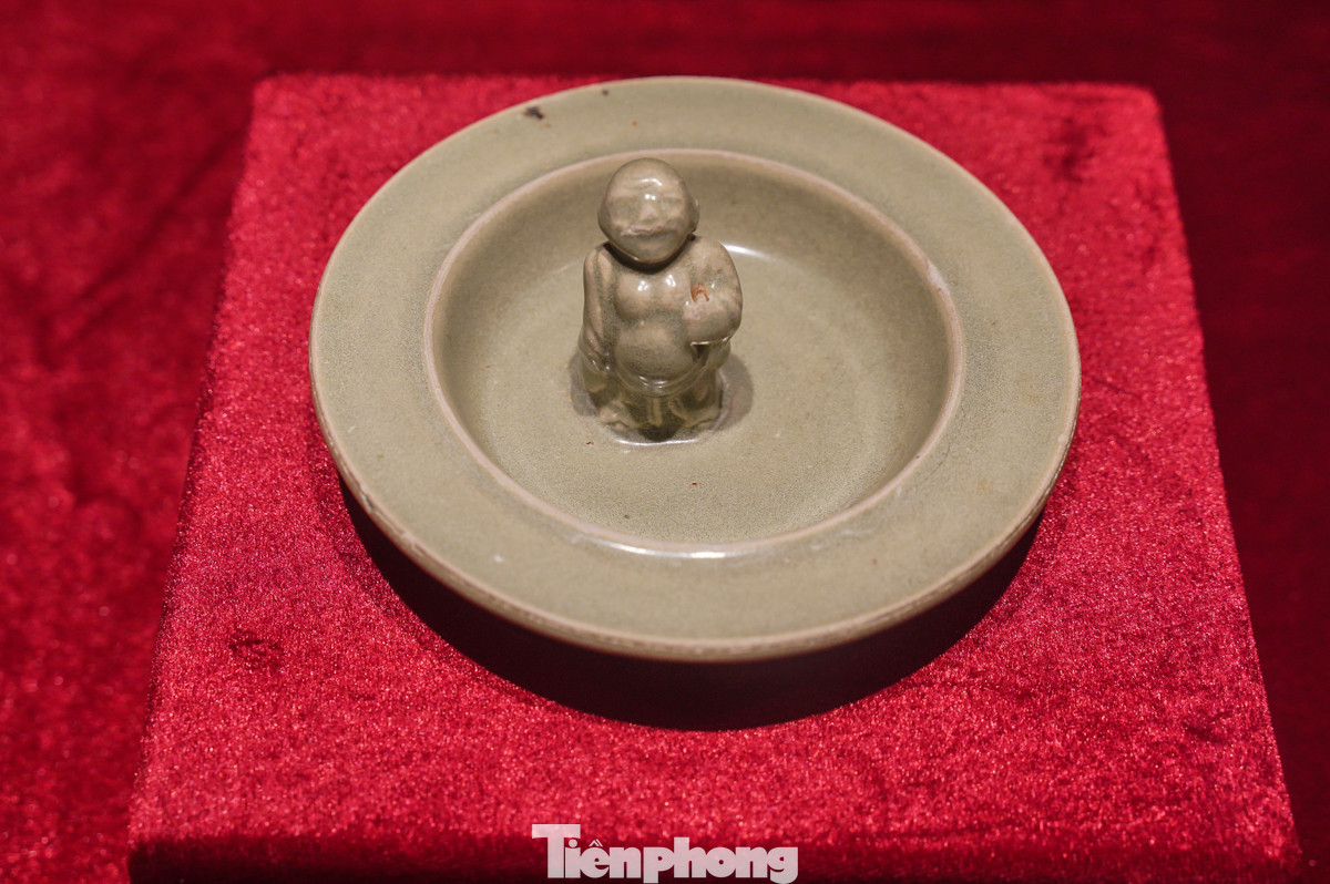 Chiếc "đĩa đèn" bằng gốm có niên đại từ thế kỷ 13-15, thuộc thời kỳ Lý - Trần, được sử dụng trong các nghi lễ đốt trầm, với một bức tượng nhỏ được đặt ở giữa.