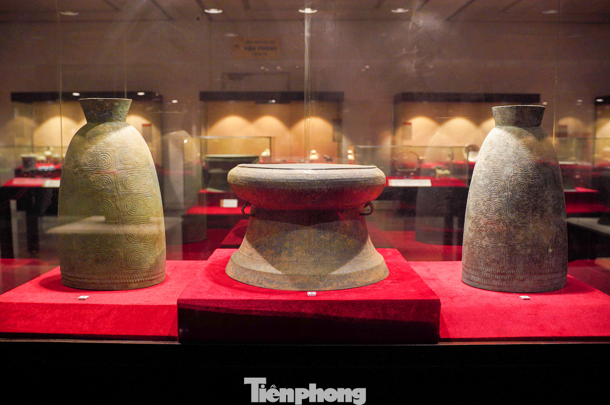 Ngoài ra, trưng bày đồ đồng Đông Sơn - niên đại từ thế kỷ V trước công nguyên đến đầu thế kỷ I-III sau công nguyên còn giới thiệu các hiện vật phong phú như trống, thạp, dao, rìu, tượng người, tượng con vật... Các hiện vật này được phát hiện và sưu tầm chủ yếu từ các tỉnh thuộc vùng đồng bằng Bắc Bộ và dọc theo các con sông lớn như sông Hồng (Hà Nội), sông Mã (Thanh Hóa), sông Cả (Nghệ An).