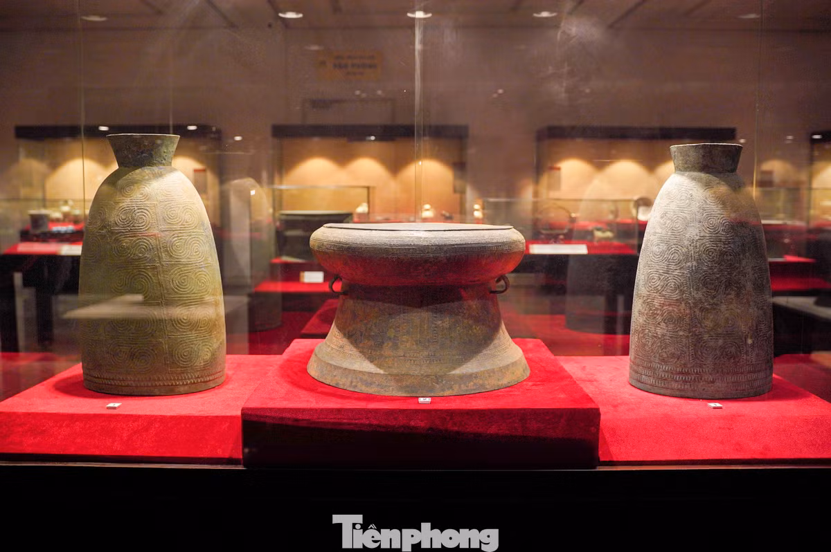 Ngoài ra, trưng bày đồ đồng Đông Sơn - niên đại từ thế kỷ V trước công nguyên đến đầu thế kỷ I-III sau công nguyên còn giới thiệu các hiện vật phong phú như trống, thạp, dao, rìu, tượng người, tượng con vật... Các hiện vật này được phát hiện và sưu tầm chủ yếu từ các tỉnh thuộc vùng đồng bằng Bắc Bộ và dọc theo các con sông lớn như sông Hồng (Hà Nội), sông Mã (Thanh Hóa), sông Cả (Nghệ An).
