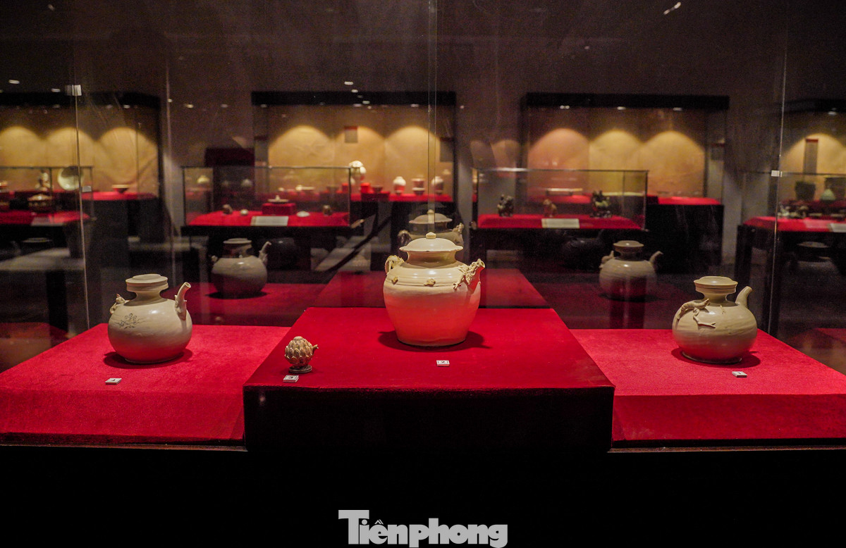 Nhóm hiện vật đồ gốm - niên đại từ thế kỉ XI-XVII bao gồm các loại: thạp, chum, con giống, ấm, bình vôi, bát, đĩa… được phát hiện và sưu tầm ở các tỉnh thành phía bắc Việt Nam như Hải Dương, Hòa Bình, Tuyên Quang, Hà Giang, Thanh Hóa, Nghệ An…