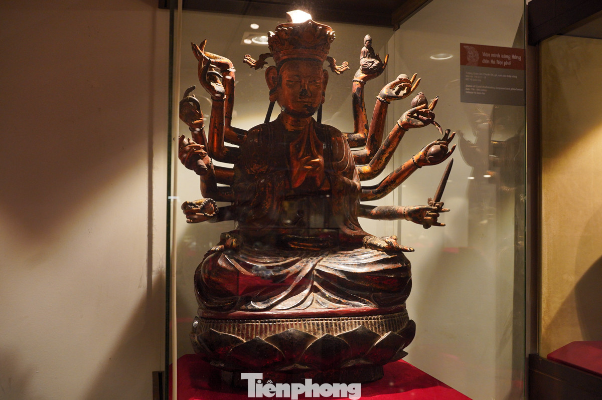 Tượng Quan Âm Chuẩn Đề sơn son thếp Vàng có niên đại thế kỷ XVII-XVIII.