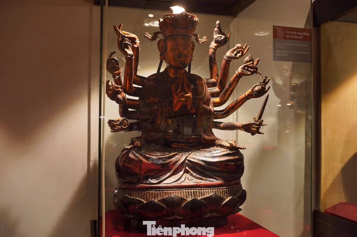 Tượng Quan Âm Chuẩn Đề sơn son thếp Vàng có niên đại thế kỷ XVII-XVIII.