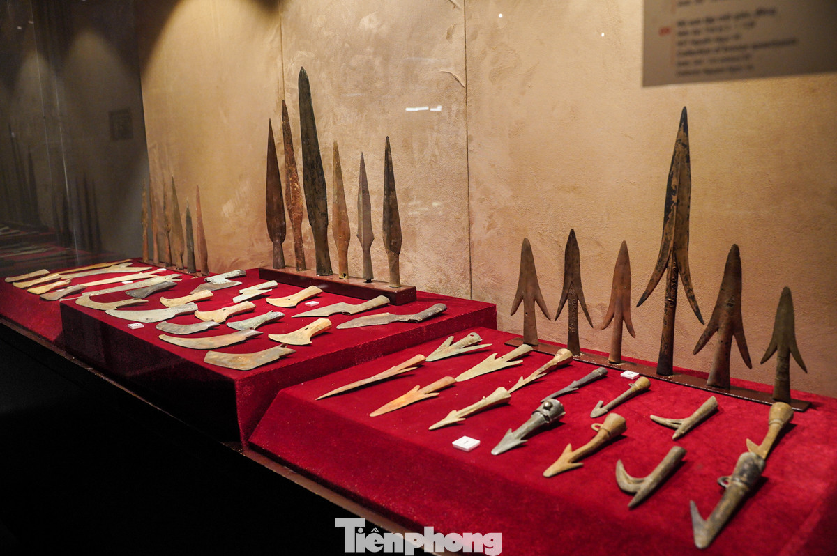 Ngoài ra, trưng bày đồ đồng Đông Sơn - niên đại từ thế kỷ V trước công nguyên đến đầu thế kỷ I-III sau công nguyên còn giới thiệu các hiện vật phong phú như trống, thạp, dao, rìu, tượng người, tượng con vật... Các hiện vật này được phát hiện và sưu tầm chủ yếu từ các tỉnh thuộc vùng đồng bằng Bắc Bộ và dọc theo các con sông lớn như sông Hồng (Hà Nội), sông Mã (Thanh Hóa), sông Cả (Nghệ An).