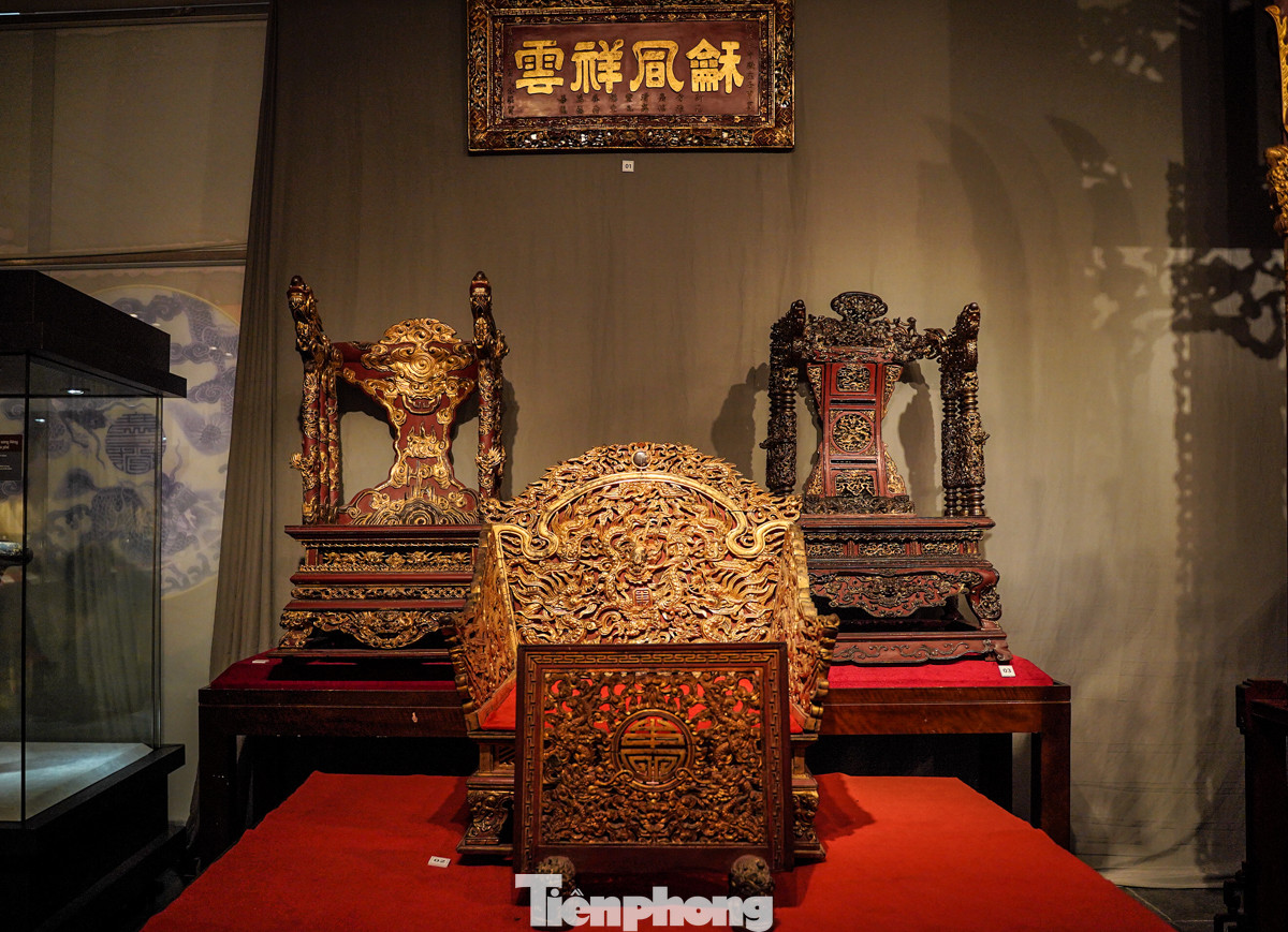 Nhóm hiện vật chất liệu gỗ sơn son thếp vàng và đồ thờ cúng gồm sập thờ, khám, hoành phi, câu đối và tượng… có niên đại từ thế kỷ XVII-XIX, được sưu tầm tại các tỉnh thành phố phía Bắc như Hà Nội, Hải Dương, Bắc Ninh, Hải Phòng, Nam Định…