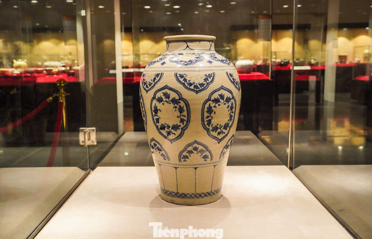 Ngoài ra, các hiện vật đồ sứ Trung Hoa từ thế kỷ XVIII-XIX, bao gồm chum, chóe, chậu hoa, và ống bút... cũng đã được sưu tầm từ nhiều tỉnh, thành phố lớn của Việt Nam ngày nay như Hà Nội, Nam Định, Huế và thành phố Hồ Chí Minh.