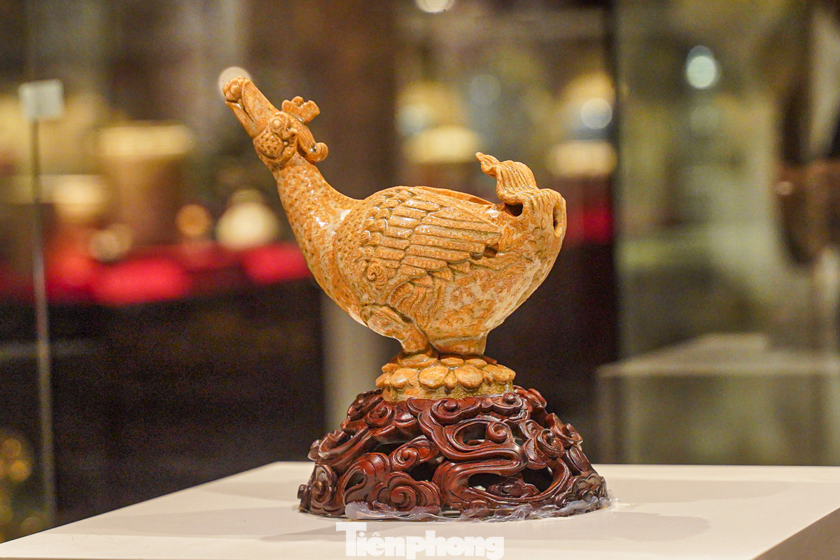 Một trong những hiện vật nổi bật nhất tại triển lãm lần này là tượng con giống từ thế kỷ XI – tượng con chim. Hiện vật này không chỉ mang tính biểu tượng mà còn là một tác phẩm độc bản. Phần đầu của con chim có mỏ vịt, ngậm cuống sen, thân đứng trên đài sen kép, đuôi chim uốn lượn theo hình sóng, trang trí bằng họa tiết lá đề. Đây là biểu tượng tiêu biểu của Phật giáo từ thế kỷ XI đến XIII.