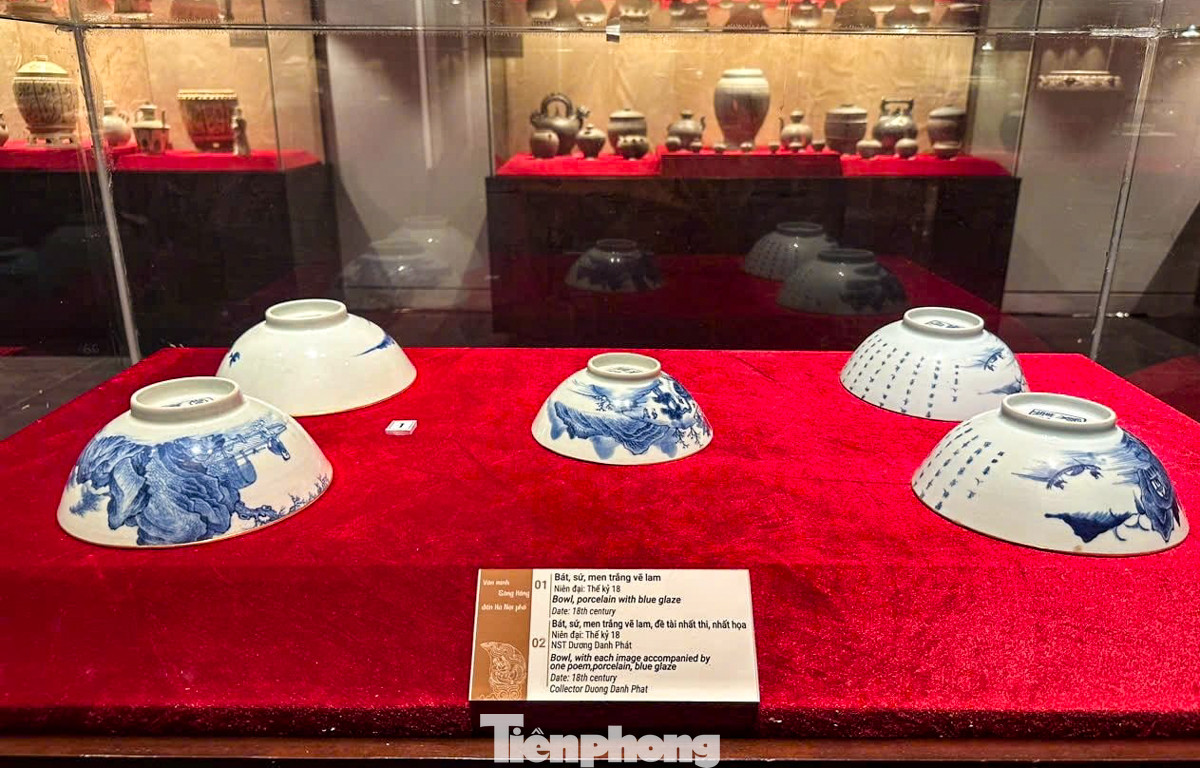 Tiếp theo là Đồ sứ Việt Nam qua các giai đoạn lịch sử, đặc biệt là đồ sứ ký kiểu của vua chúa Việt Nam trong thế kỷ XVIII-XIX, được đặt làm tại Trung Hoa. Các sản phẩm này bao gồm nhiều loại như ấm, chén, đĩa, bát, và nậm rượu, được chế tác tinh xảo và mang đậm dấu ấn văn hóa vương triều. (Trong ảnh là bộ bát sứ men trắng vẽ lam thế kỷ XVIII).