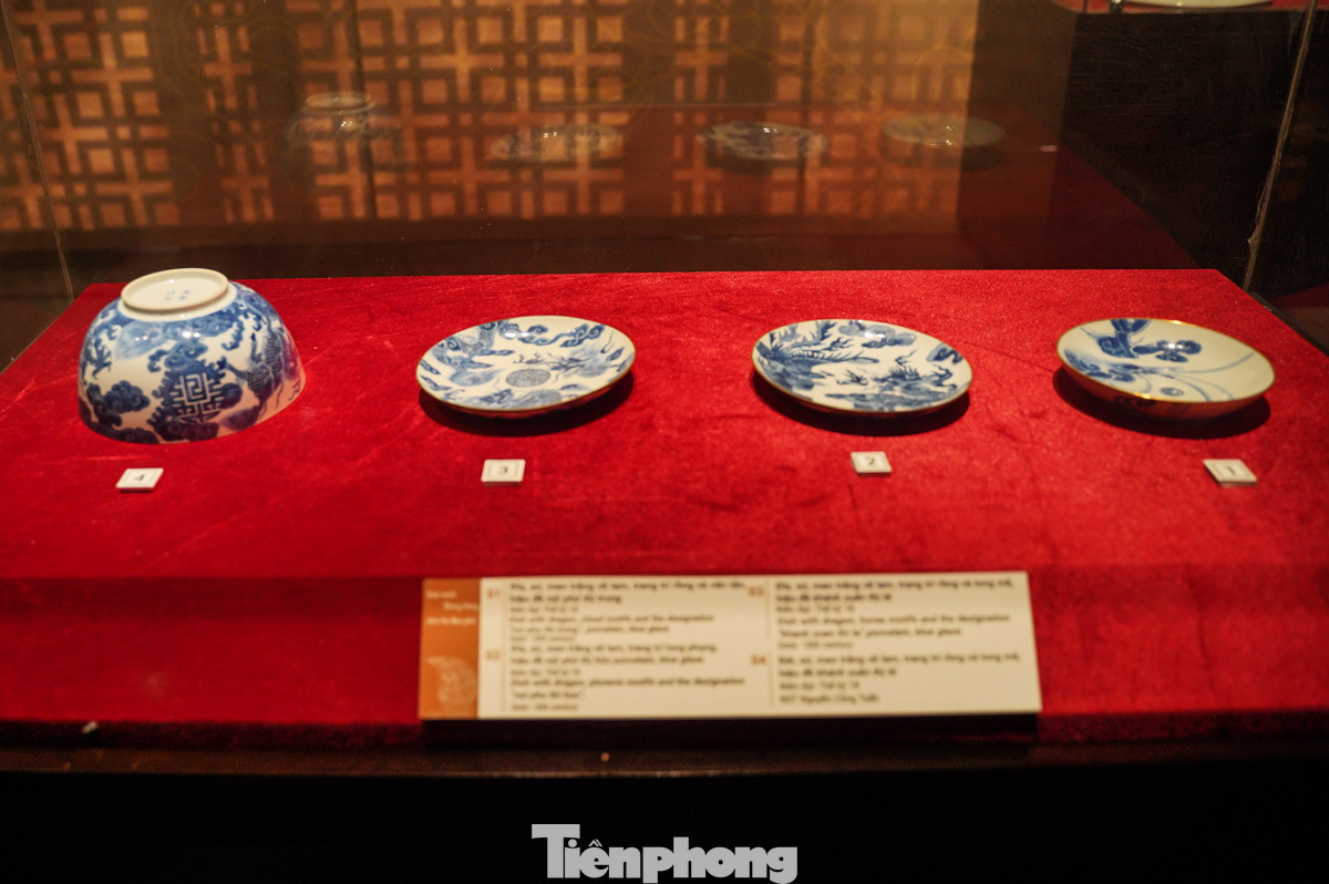 Ngoài ra, các hiện vật đồ sứ Trung Hoa từ thế kỷ XVIII-XIX, bao gồm chum, chóe, chậu hoa, và ống bút... cũng đã được sưu tầm từ nhiều tỉnh, thành phố lớn của Việt Nam ngày nay như Hà Nội, Nam Định, Huế và thành phố Hồ Chí Minh.