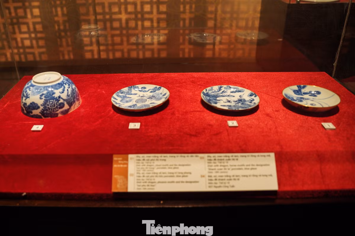 Ngoài ra, các hiện vật đồ sứ Trung Hoa từ thế kỷ XVIII-XIX, bao gồm chum, chóe, chậu hoa, và ống bút... cũng đã được sưu tầm từ nhiều tỉnh, thành phố lớn của Việt Nam ngày nay như Hà Nội, Nam Định, Huế và thành phố Hồ Chí Minh.