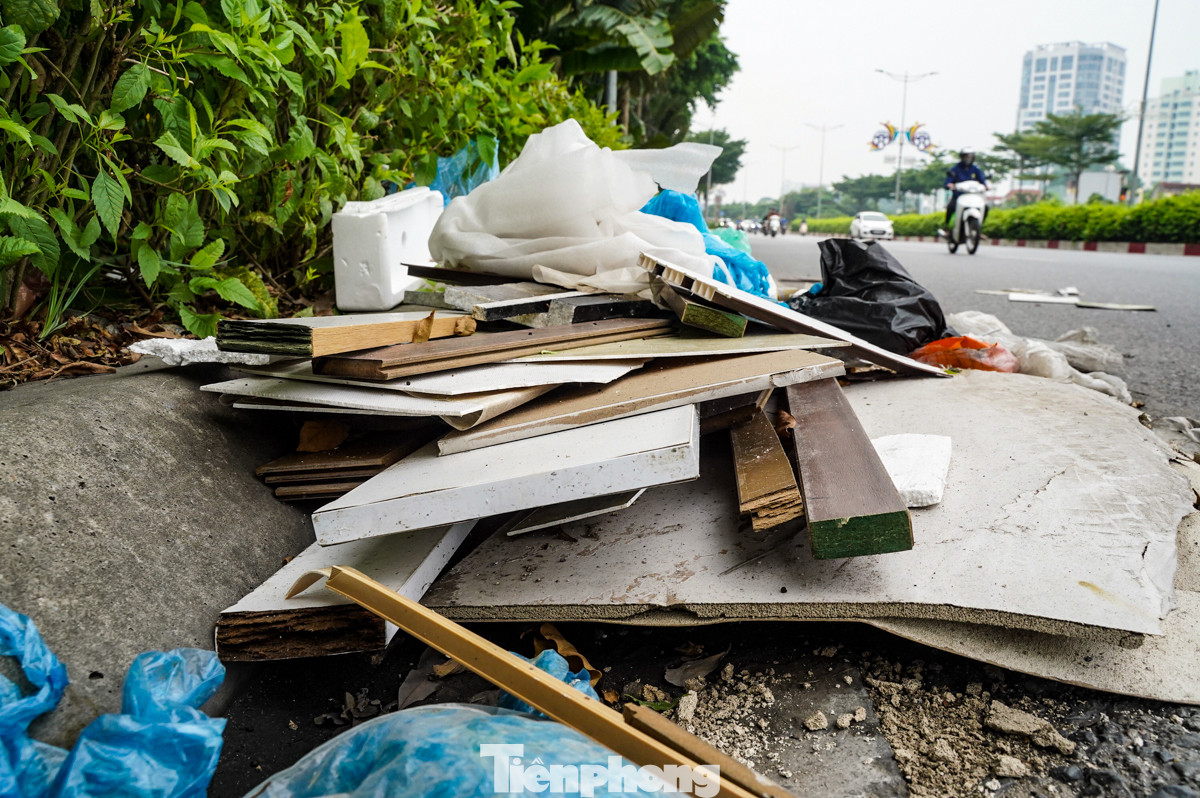 Phế thải xây dựng, đồ gia dụng bằng gỗ vương vãi ra cả lòng đường.