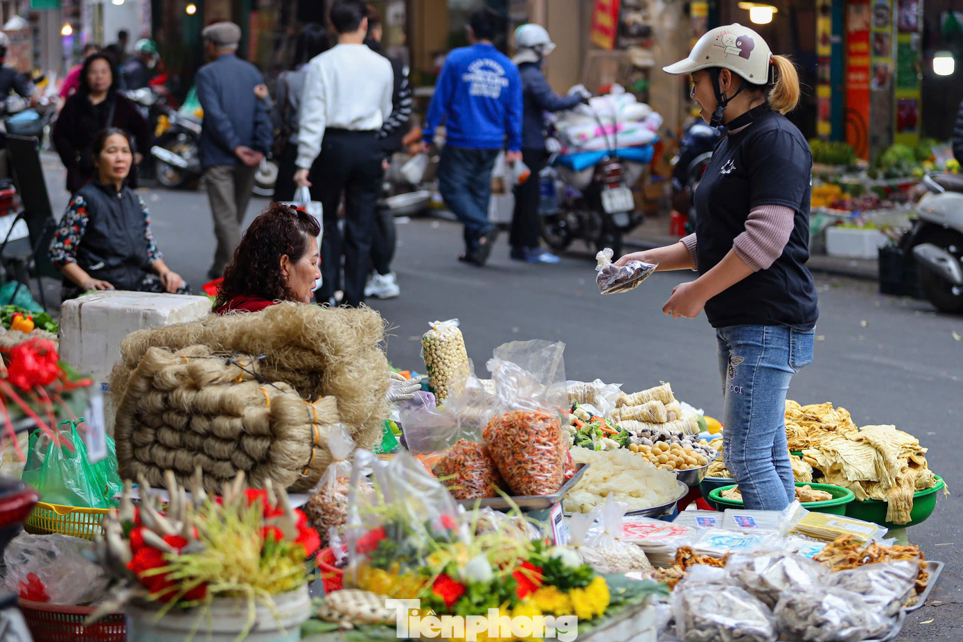 Sau thời gian sắm sửa, người dân hối hả chở Tết về nhà, chờ đón khoảnh khắc giao thừa sắp điểm, năm mới Ất Tỵ sắp về.