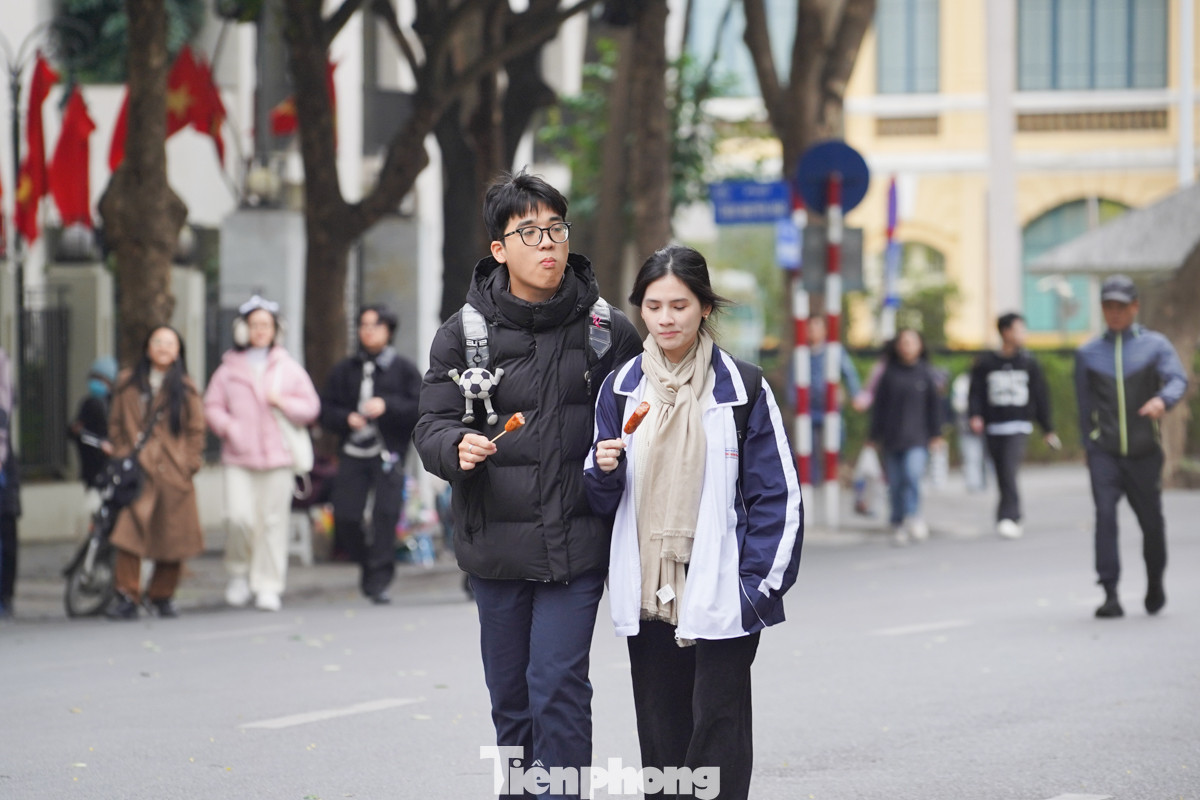 Trời lạnh, nhiều bạn trẻ thích thú dạo quanh khu vực phố đi bộ Hồ Gươm.