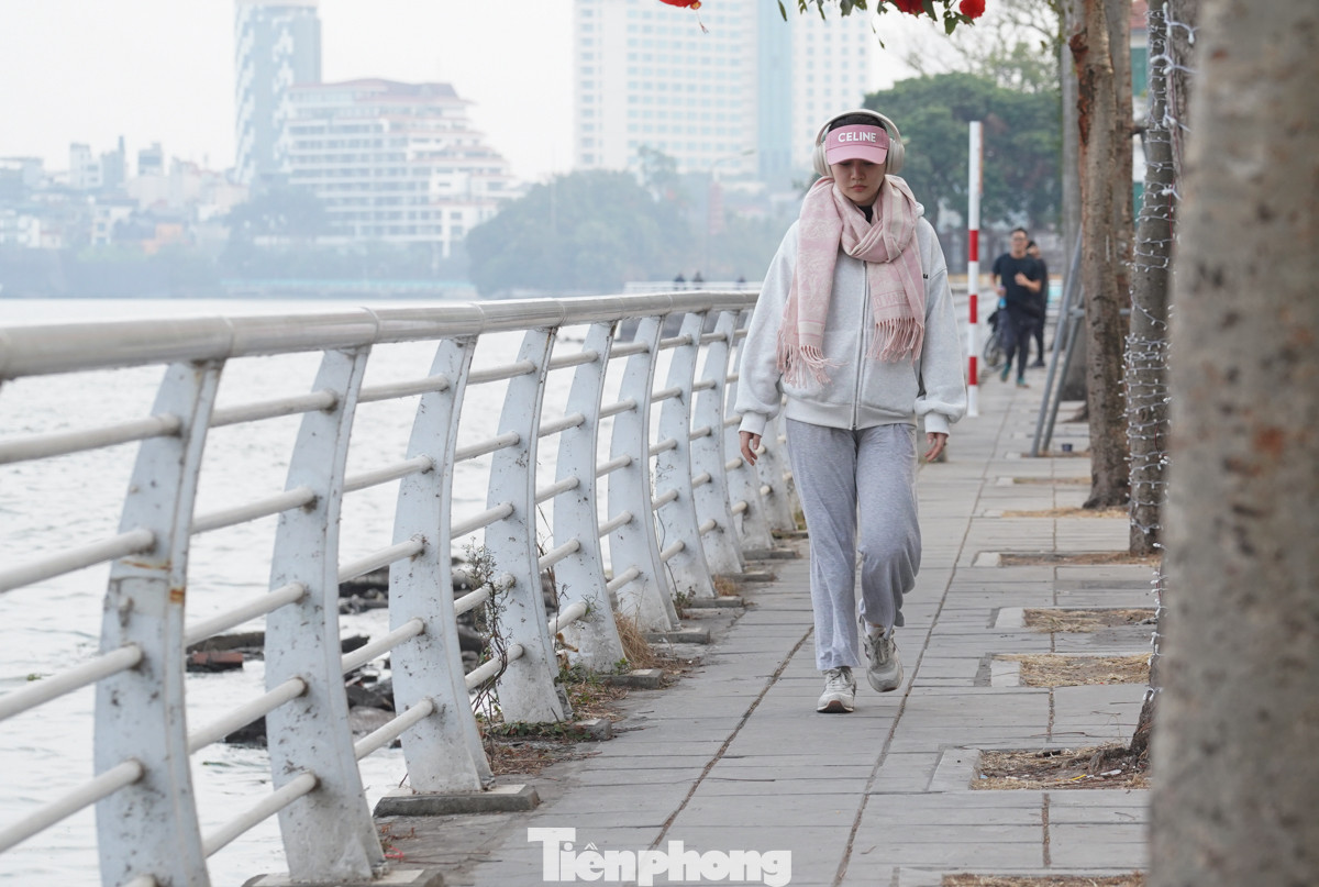 Chị Lê Kim Ngân (quận Tây Hồ) cho biết: "Hôm nay trời khá đẹp nên mình tranh thủ đi dạo ven hồ Tây vừa ngắm cảnh, vừa nghe nhạc để tận hưởng ngày cuối tuần".