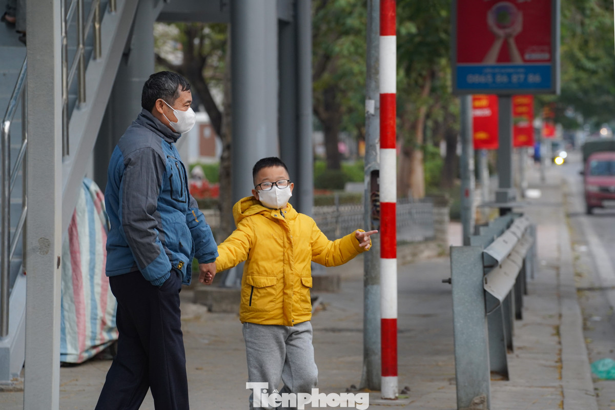 Trẻ em đi cùng phụ huynh được trang bị rất kỹ áo ấm.