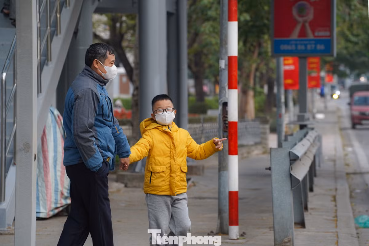 Trẻ em đi cùng phụ huynh được trang bị rất kỹ áo ấm.