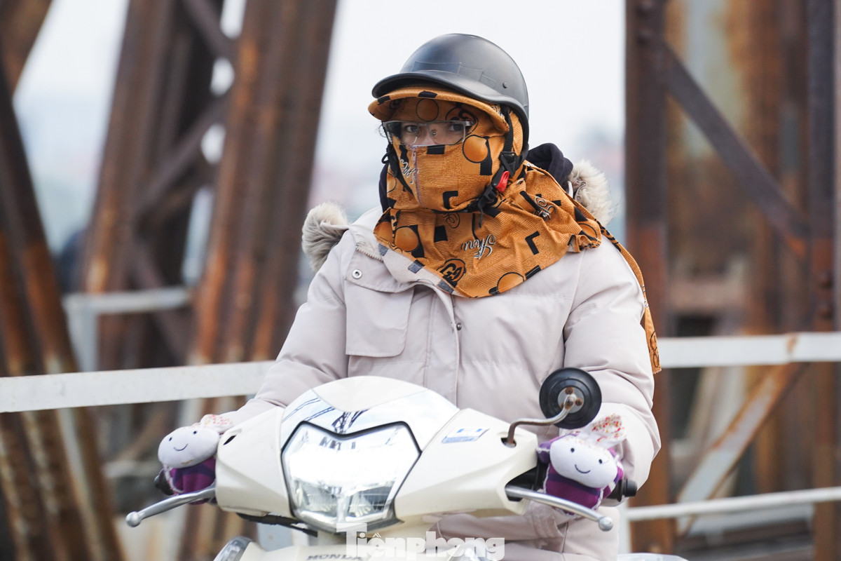 Ghi nhận trong buổi sớm cuối tuần, nền nhiệt tại Thủ đô Hà Nội 14 - 16 độ C, nhiều người dân ra đường ngoài mặc ấm còn chuẩn bị thêm mũ, khẩu trang hay bịt khăn kín mặt.