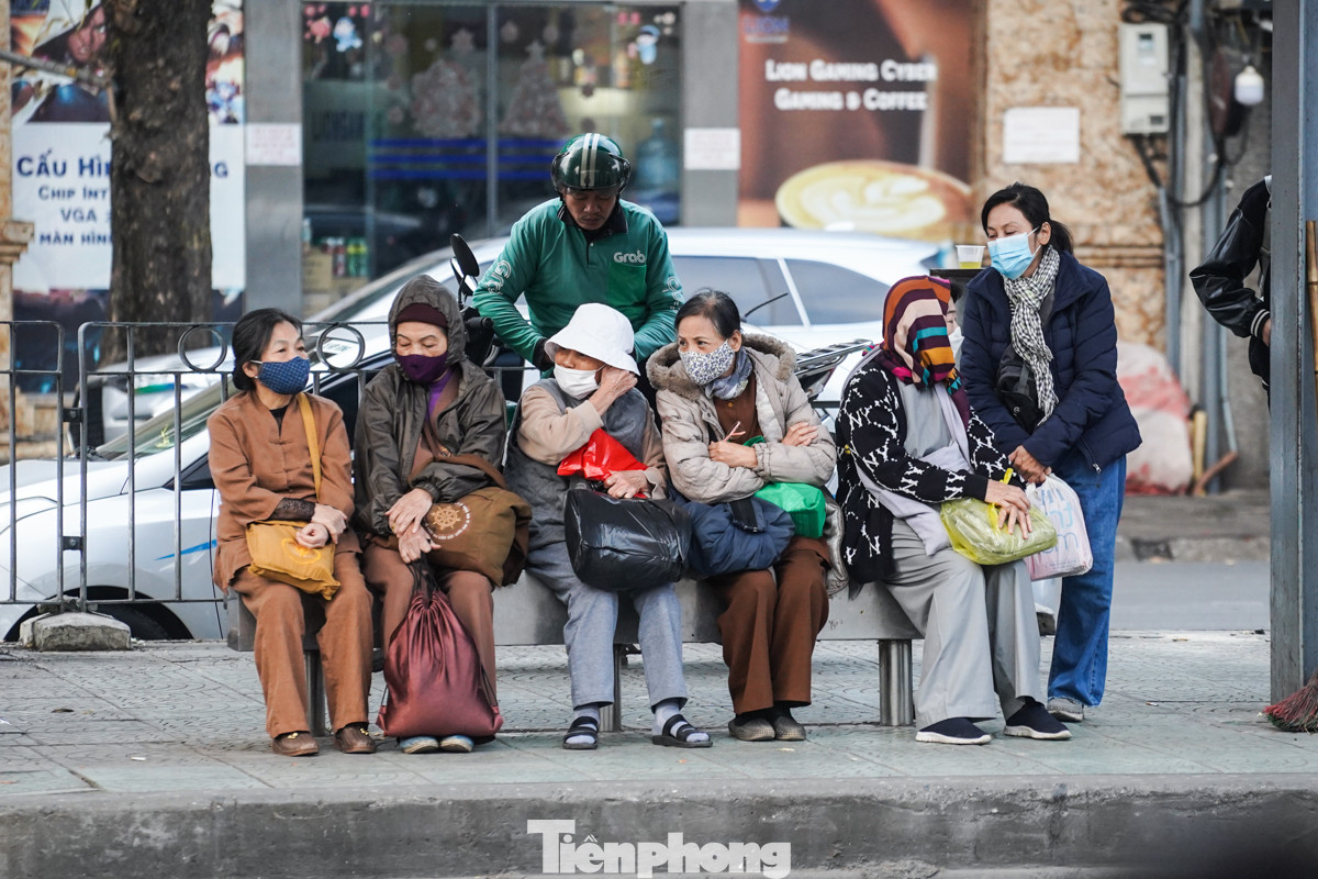 Những người ngồi chờ tại các trạm xe buýt đều co ro dưới thời tiết lạnh.