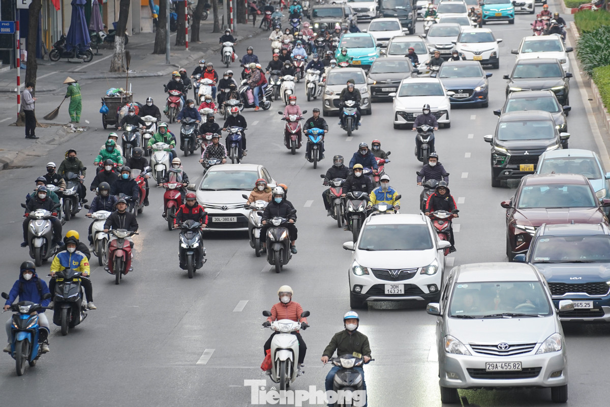 Người dân ra đường đều "chùm kín mít" để tránh gió lạnh.