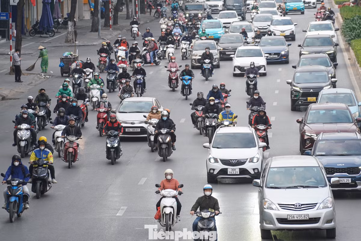 Người dân ra đường đều "chùm kín mít" để tránh gió lạnh.