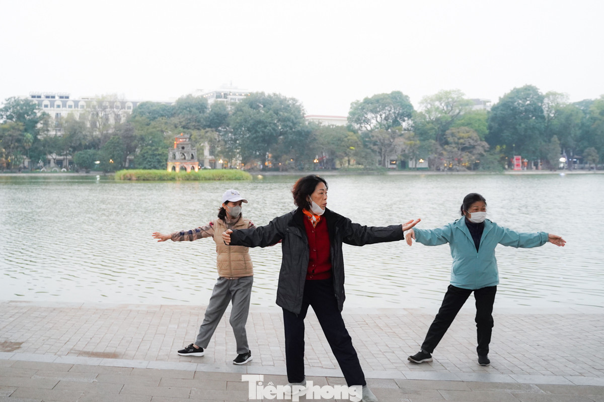 Hoạt động thể dục thể thao xung quanh khu vực hồ Hoàn Kiếm vẫn diễn ra như mọi ngày. Với một số người, thời tiết lạnh mùa đông không gây nhiều khó chịu, thậm chí khá thoải mái khi hoạt động bên ngoài.