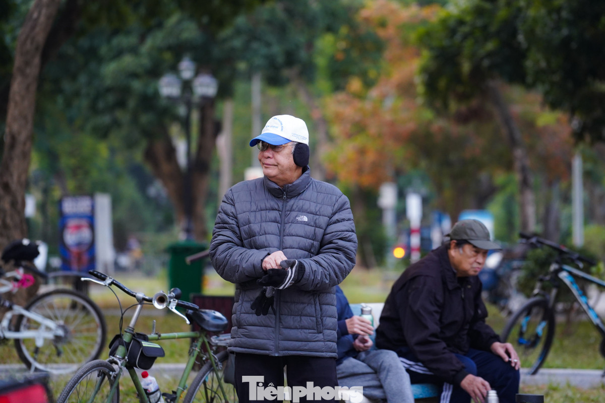 "Tôi đi tập thể dục phải trang bị bao tay, áo phao. Tiết trời lạnh buổi sáng khiến tôi rất thích, nhâm nhi thêm tách trà nóng, trò chuyện cùng bạn bè là thú vui hàng ngày của tôi", ông Dũng (quận Long Biên) nói.